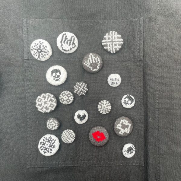 Broderistens broderede knapper