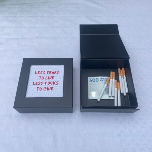 Broderistens "Less fucks" box